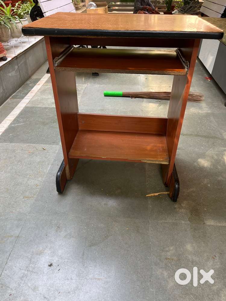 Computer table