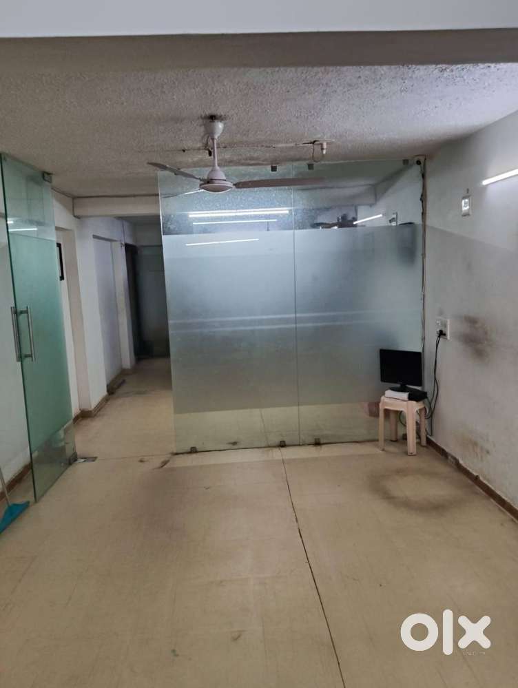 Shop on Rent in Naranpura, Ahmedabad – 410 Sqft, Car Parking & Washroo
