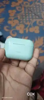 Noise vs 102 earbuds