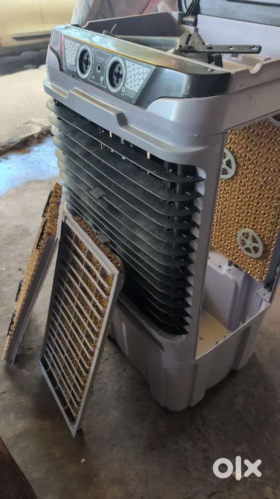 Plastic cooler fitting karne ke liye ladke cahiye