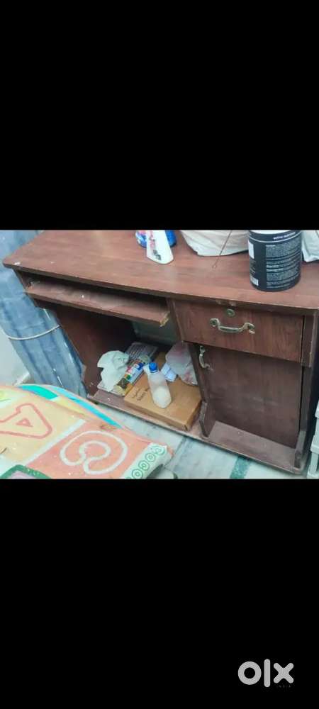 Computer table in good condition