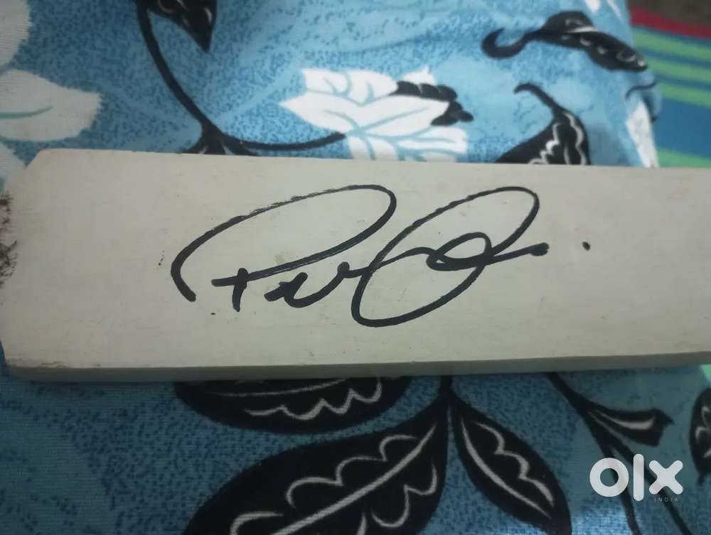 PAT CUMMINS SIGNED  BAT