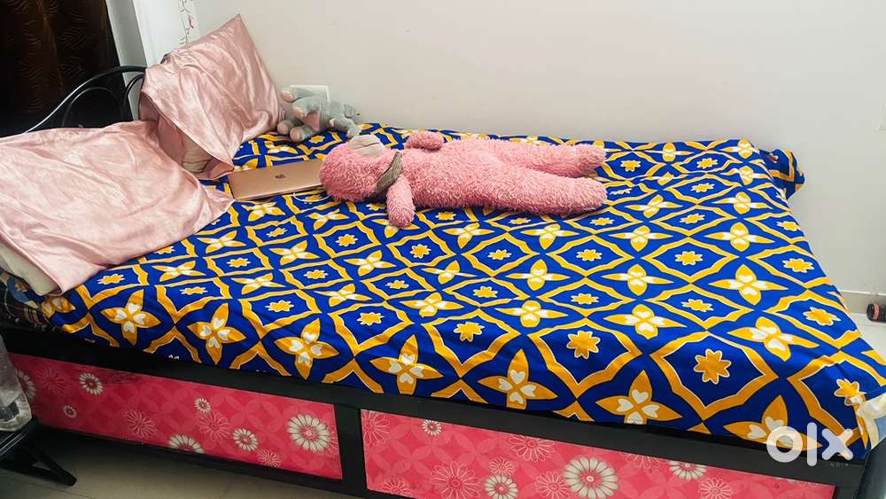 Aesthetic metal frame Single bed to sell.