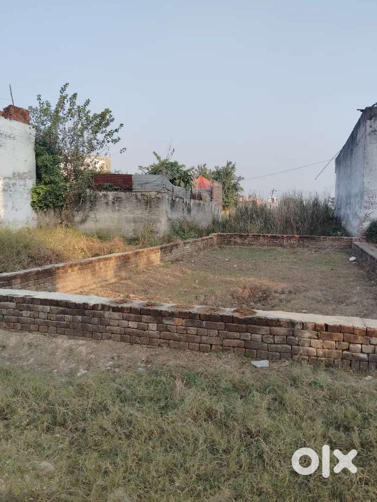 Siddheshwar mandir k paas colony mai h 102 gaj ka plot