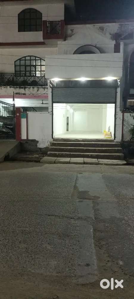 On road hall for rent for showroom and bank