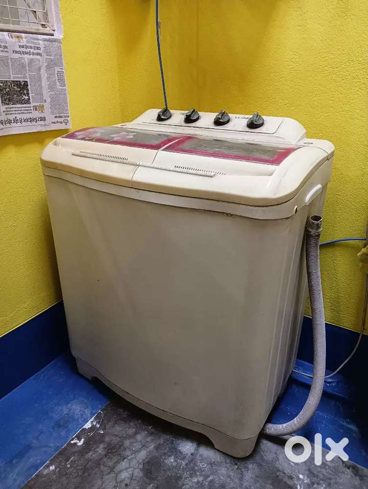 LLOYD SEMI AUTOMATIC WASHING MACHINE