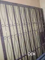 Iron gate  ( size= 6 feet height हैं और 4 feet चौड़ाई हैं)