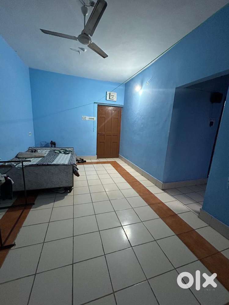 Need a gilr flatmate for 2 bhk individual flat in Nehru Nagar