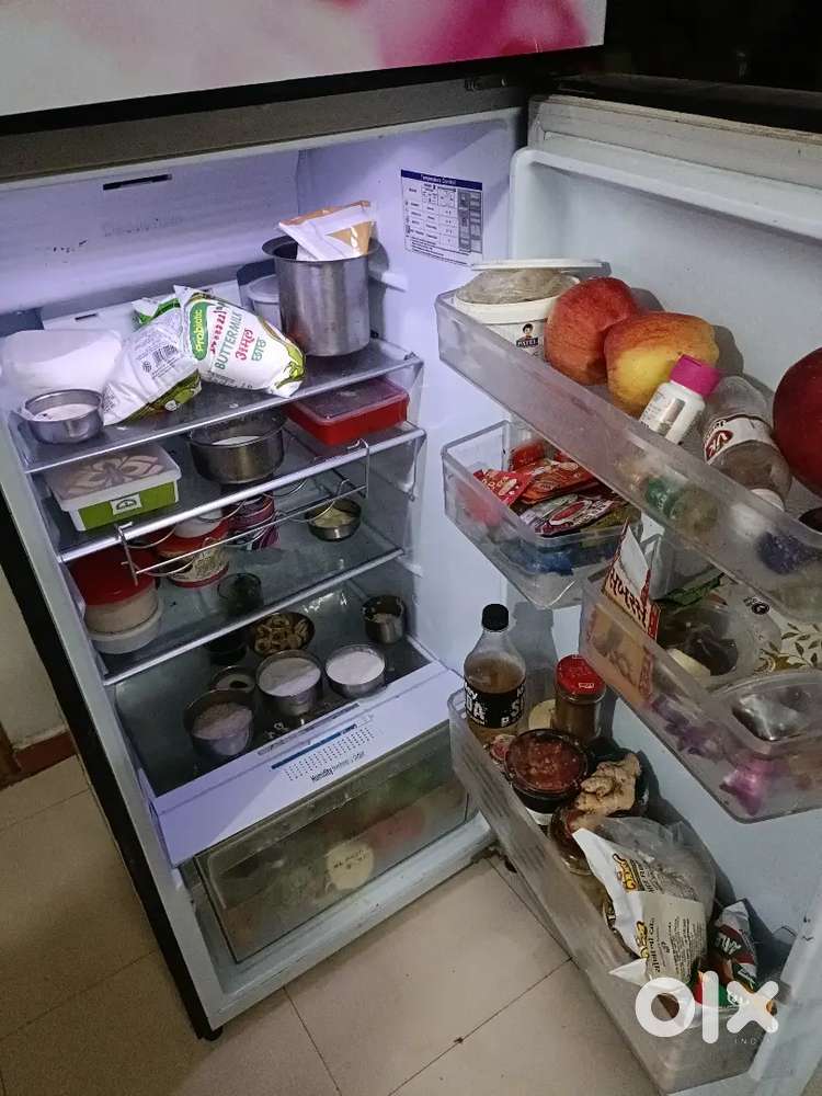 ડબલ ડોર ફ્રીઝ વેચવાનું છે એકદમ સારી કન્ડીશન માં