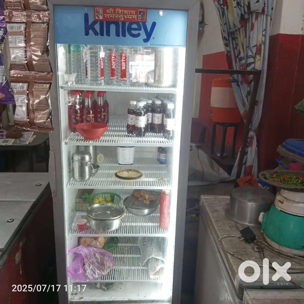 डी फ्रिज डिस्पले फ्रिज 4 खानें डी फ्रिज और स्टील काउंटर टेबल है