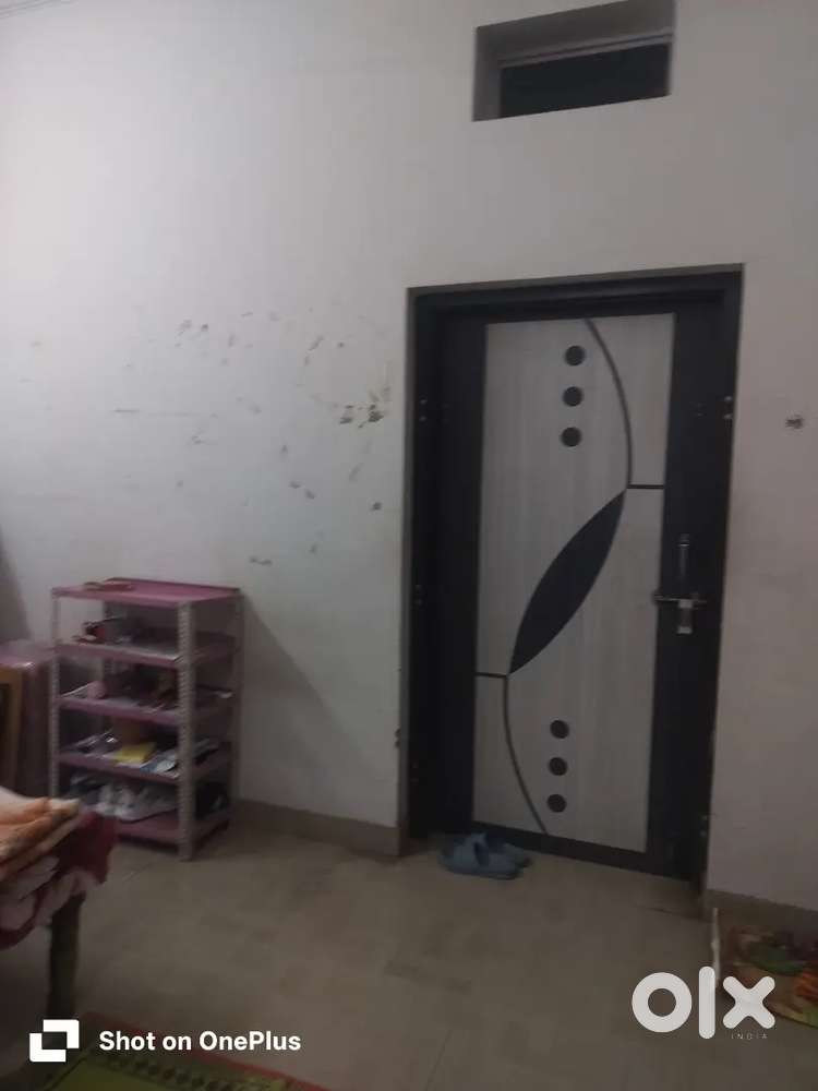 Roomment girl' chahiye