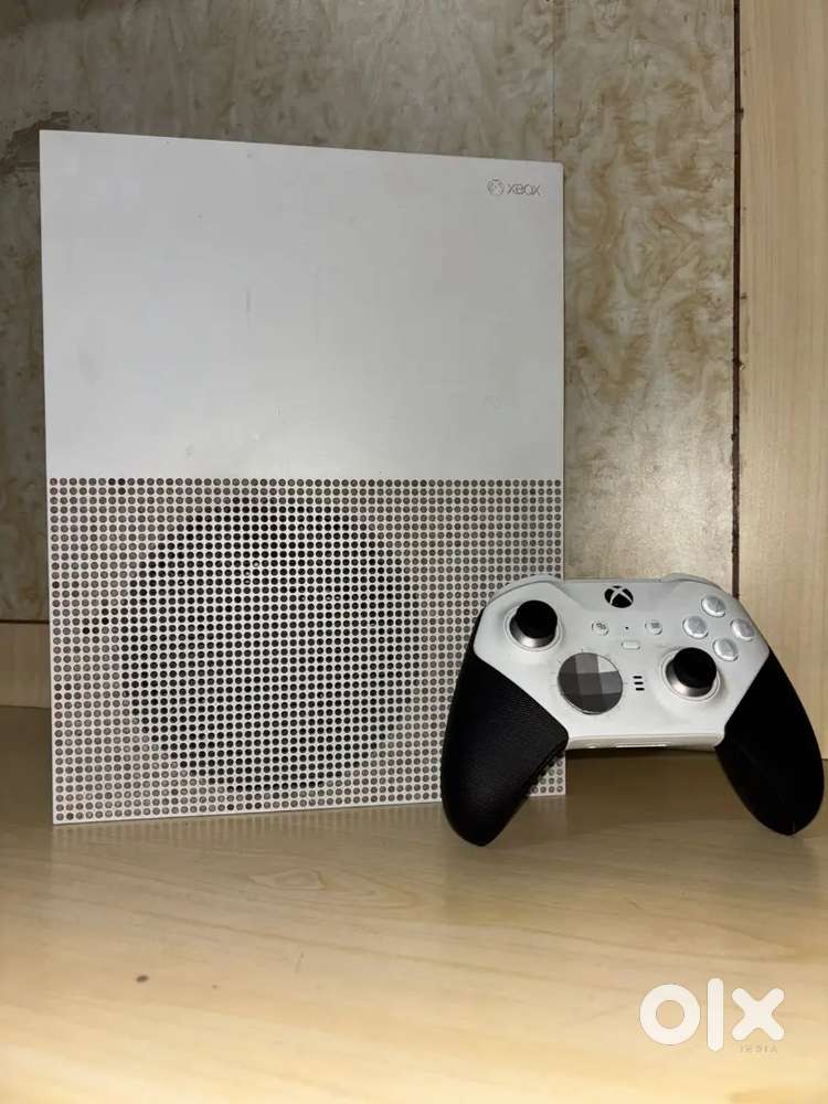 XBOX CONSOLE WITH ELITE XBOX CONTROLLER