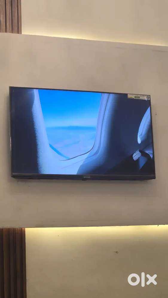 8month old 42 inch 4k smart tv