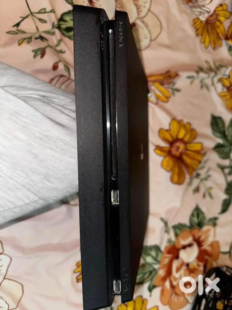 PS4 SLIM 500GB WITH GAMES