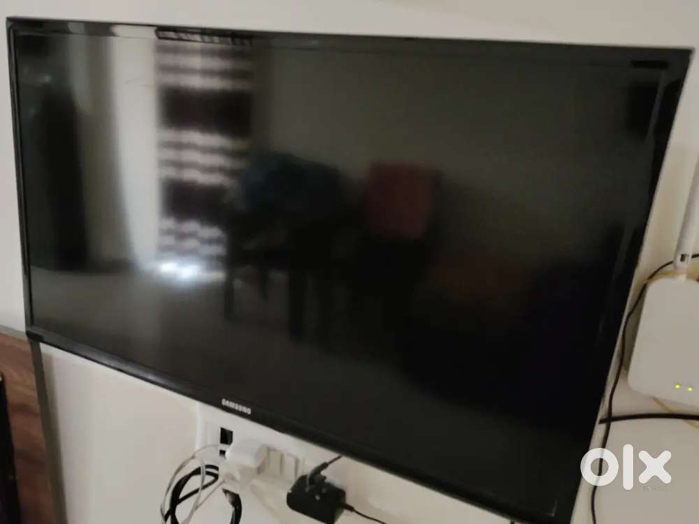 Samsung 32-inch HD LED TV – Excellent Condition with Stand & Setup Box