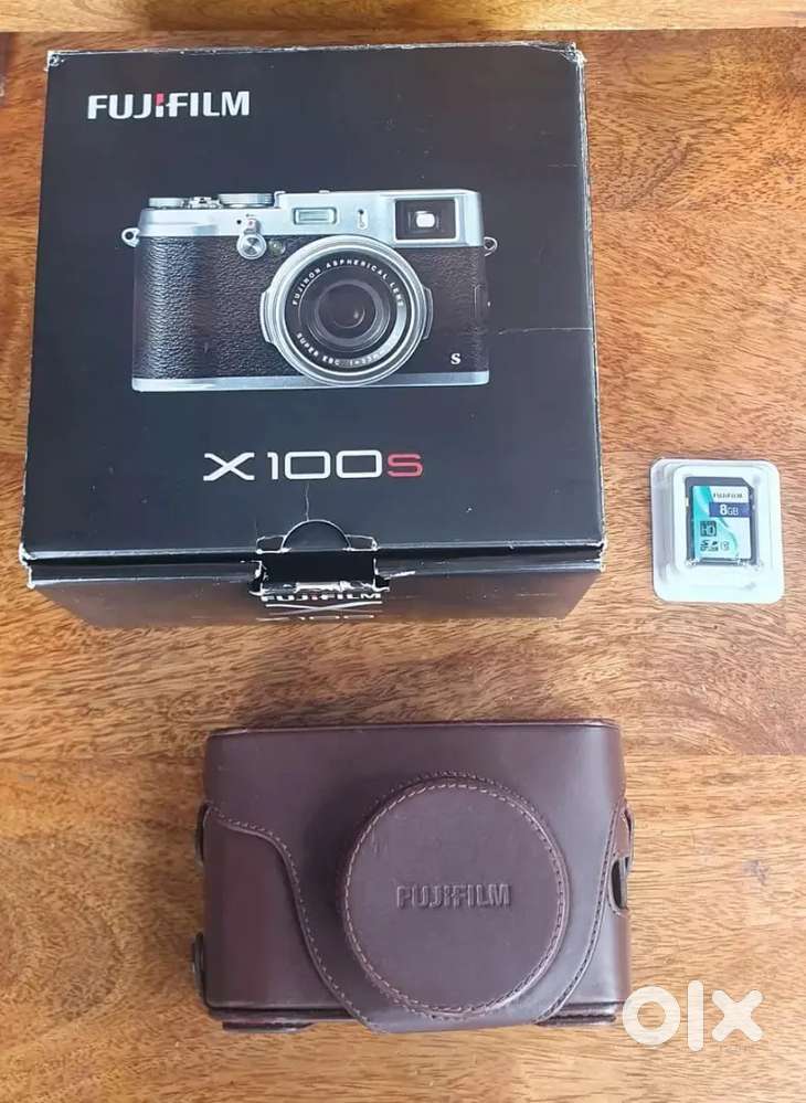 Fuji X100S Digital Camera + Leather Case +32gb Memory Card & Xtra Bat3