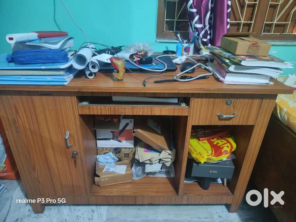 Stylish and Spacious Computer Table – Perfect for Study or Work Setup
