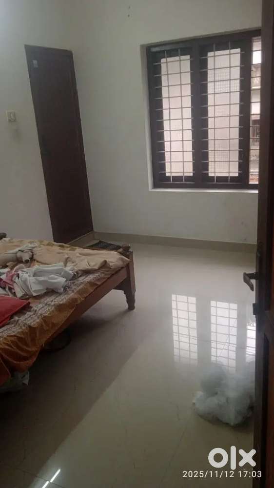 Thadambattuthazham 3BHK house upstairs for lease (പണയം)