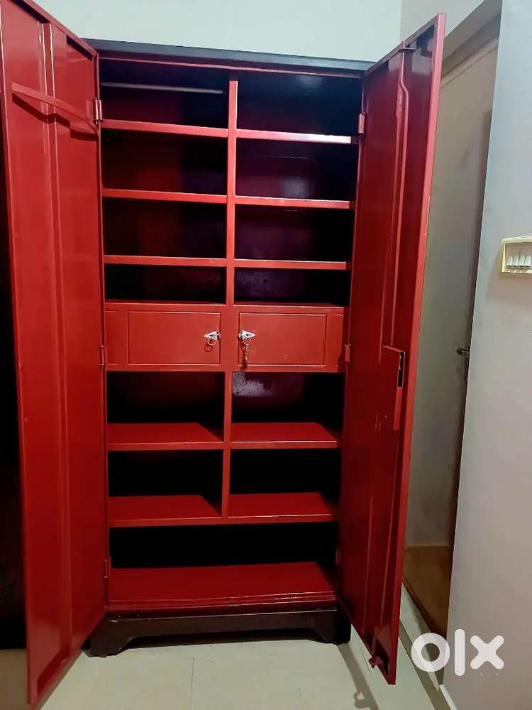 Steel almirah big with 2 lockers, looking for  immediate buyers