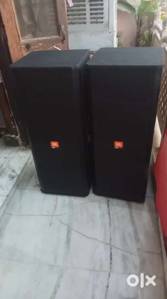 Amplifier and speaker