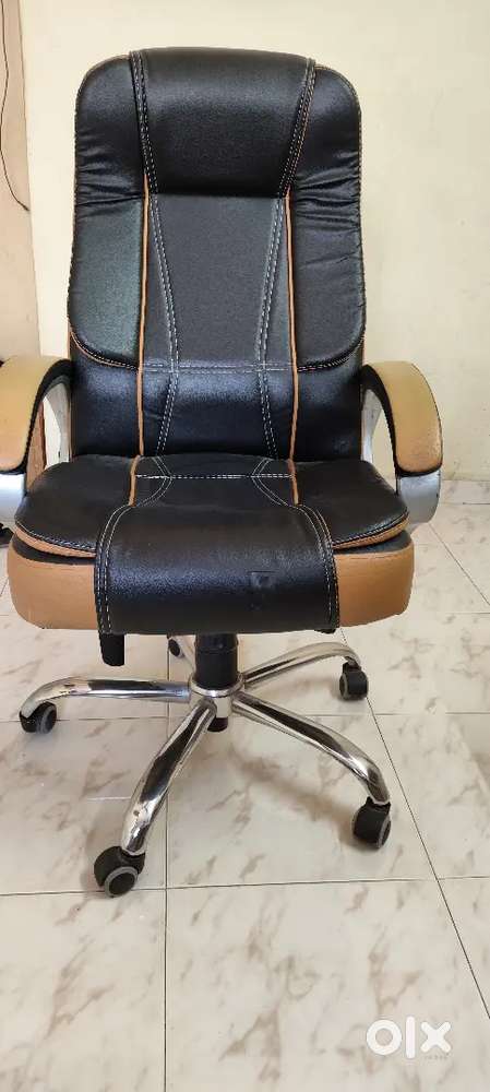 Office chair and table