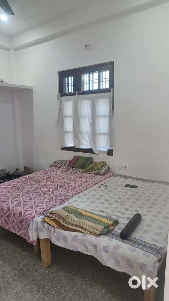 Need male flatmate roommate !