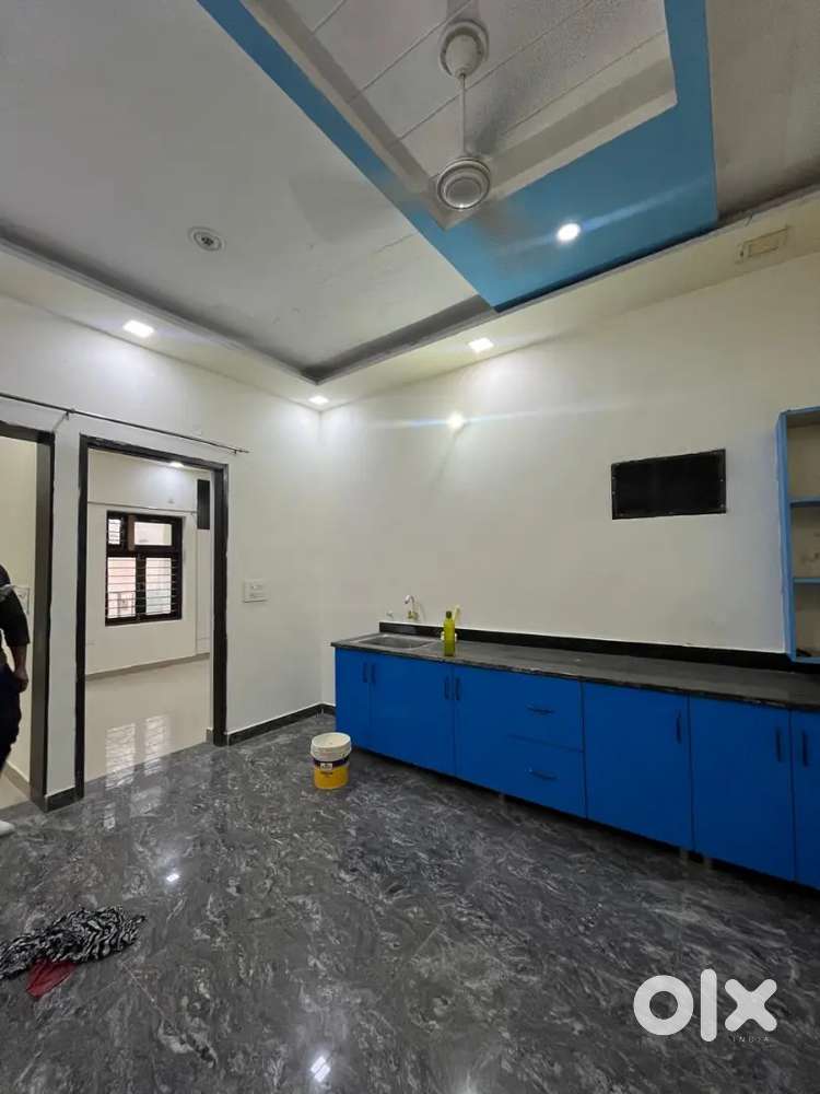 2Bhk Semi Furnished Independent 2nd Floor किराये पर खाली है Sector-64