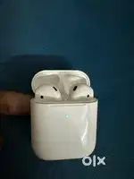 Apple airpods 2 with wireless charging case in mint condition for 7000