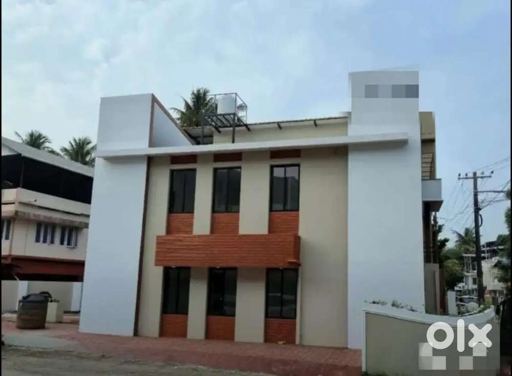 Showroom/ Boutique/ Clinic - Panampillynagar- Ample Car Parking - 2.5L