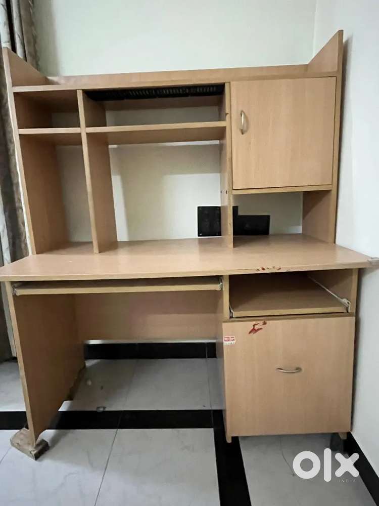 Broken leg computer table