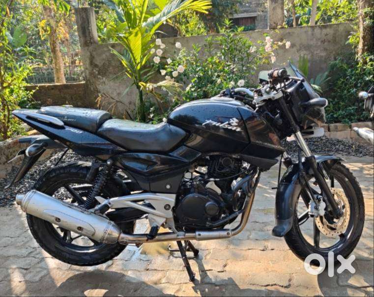 Pulsar 200, Colour - Black