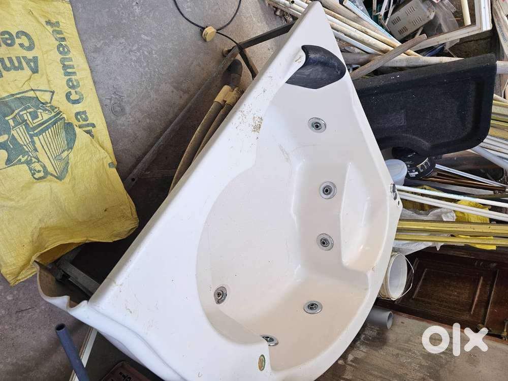 Jacuzzi bathing tub