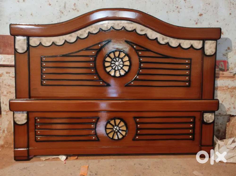 Unique Character: Each Teak wood

bed has a unique character, with nat