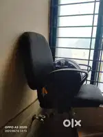 Office Chair + 4 desk bench arjent pese ki need h saste me de rha huu
