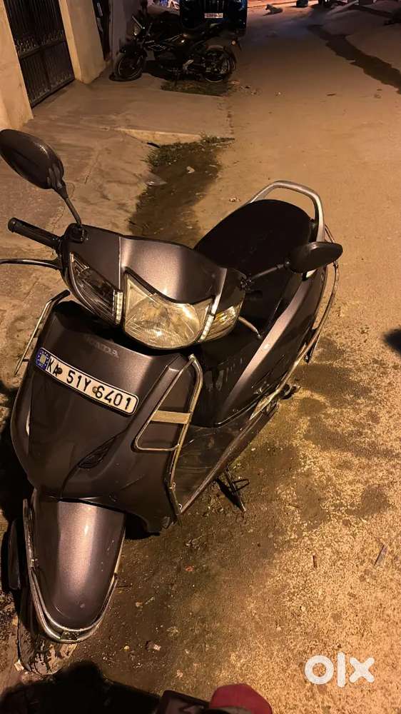 Activa metallic grey