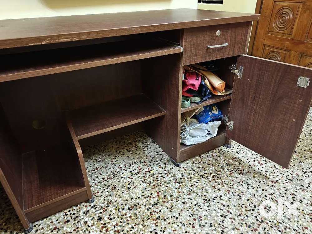Computer table