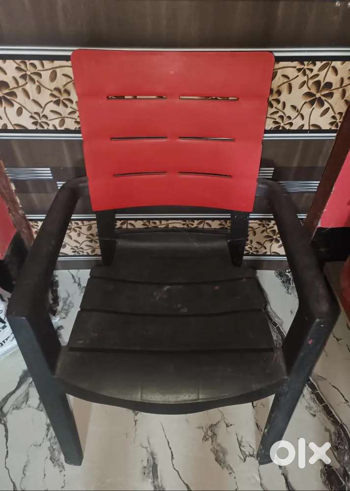 Set of 2 Plastic Arm Chairs – Strong & Comfortable