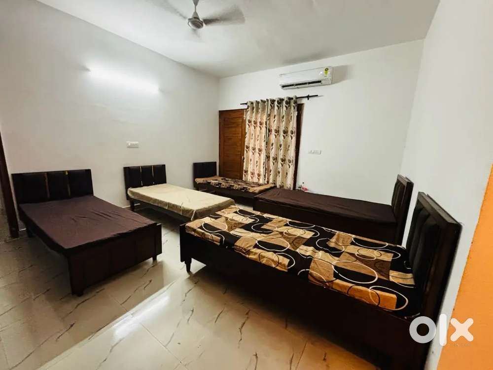 Independent pg for girls near Hanuman Mandir 3b2