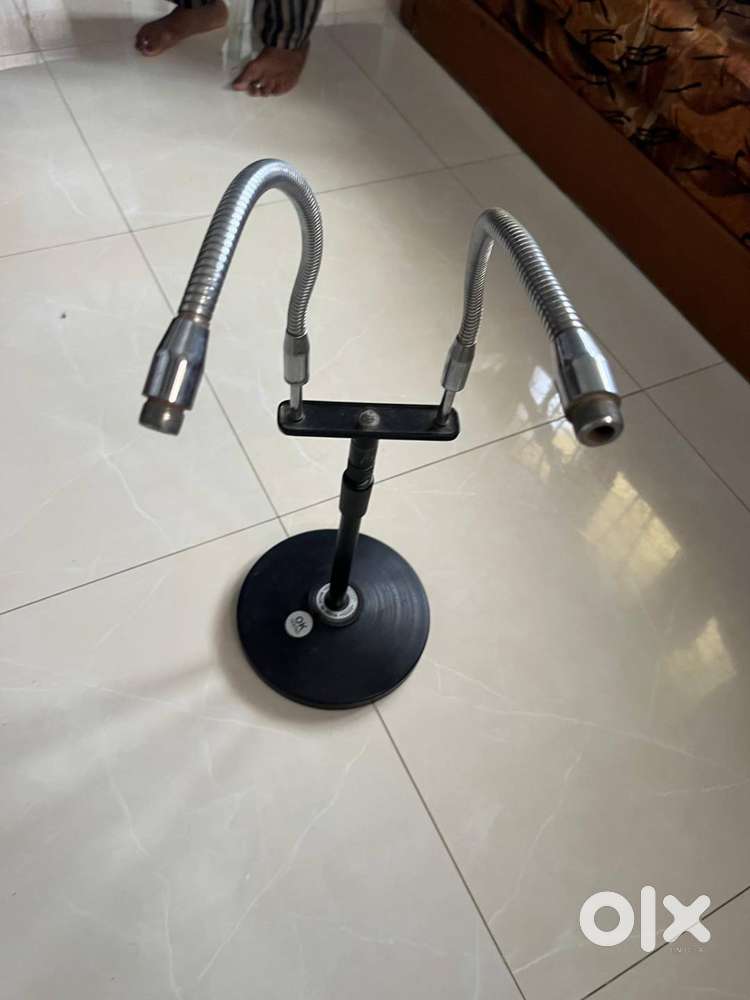Sitting microphone stand