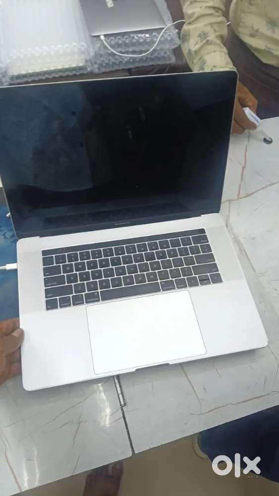 MacBook pro cor i7 ram 16 SSD 512 garafic 4 gb screen 15.6