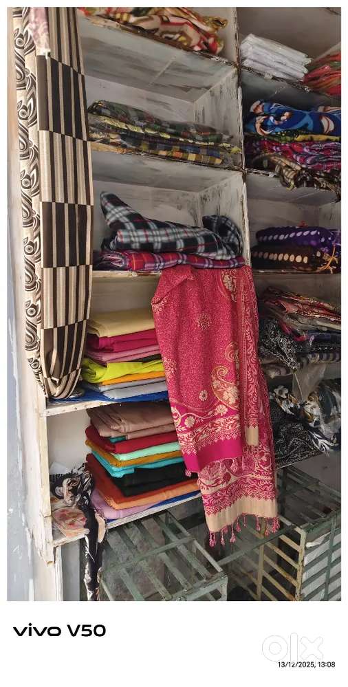 /6500 6500 की देनी है बहुत अच्छी है दुकान की फिटिंग