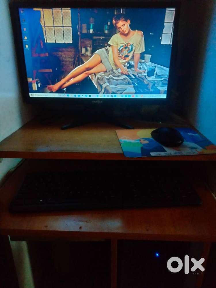 Desktop Computer with new LED, wireless keybord/mouse, with table.