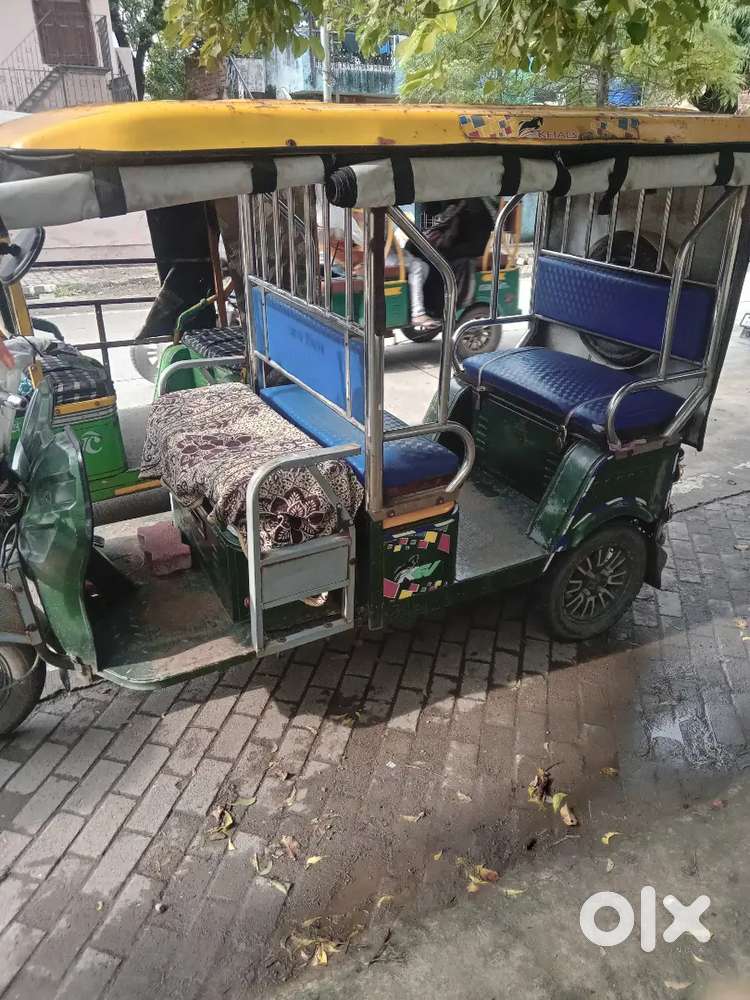 E riksha 4 batry wala 70000 me bechna hai