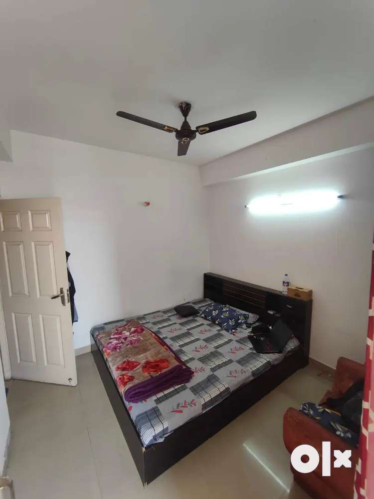 Looking for a male flatmate(working) in 3 BHK Fully furnished flat