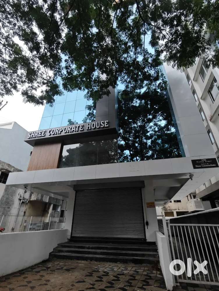 TO LET FOR OMMERCIAL SPACE