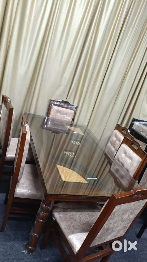 Brand new dining table with accessories