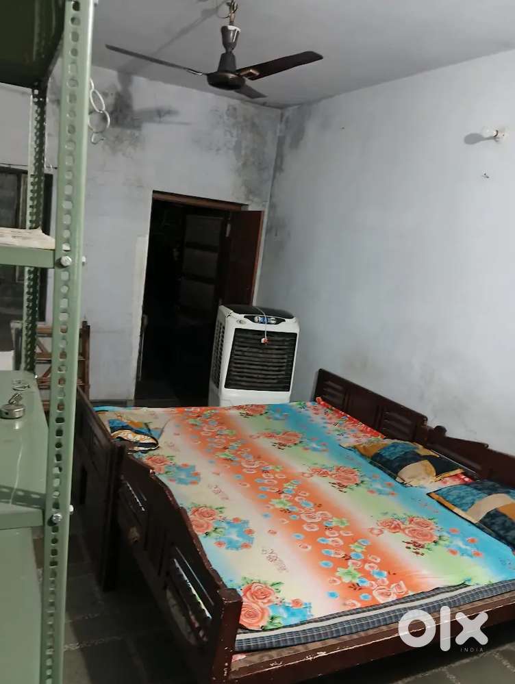 PG room for boys and girls double bed