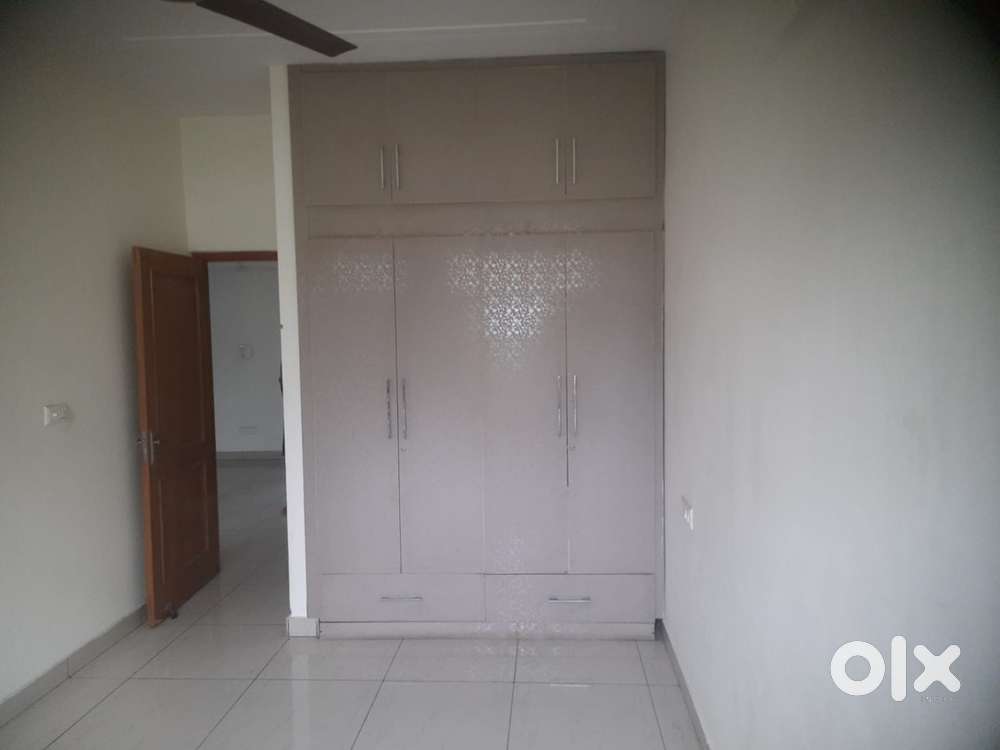 Semi furnished 3BHK available for rent for family in sector 68