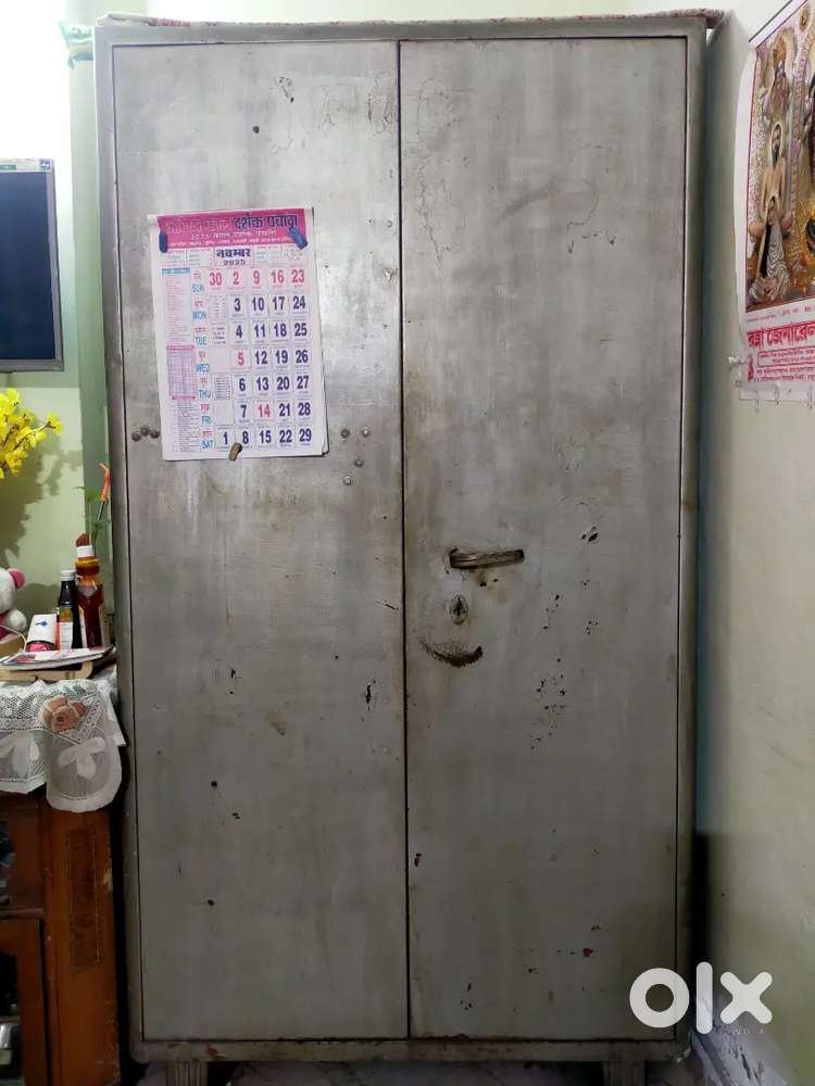 Almirah old full metal body.