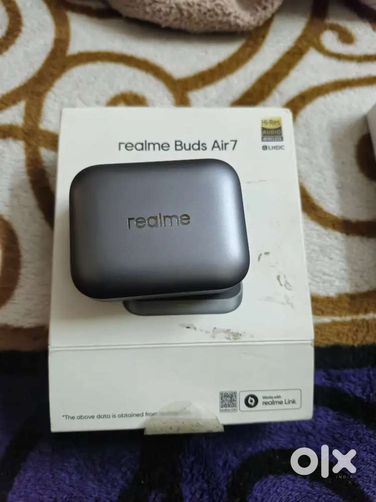 real me air 7 buds new. sony buds wf xb700 wf-c500